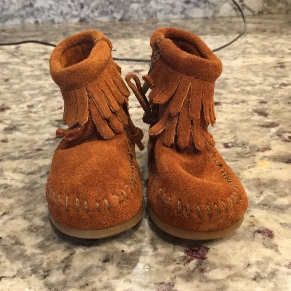 Minnetonka size 3 fringe boots